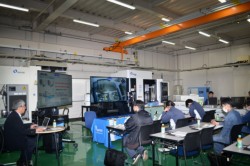 工具の特徴を説明する三菱マテリアルの担当者(左)