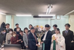 �_�E�̖{�c���H�X�i�����E�j���͂ގЈ�