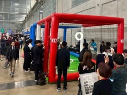 �h���[���T�b�J�[�őΐ킷�闈��҂���