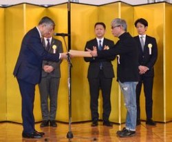 �u�l���K���ɂ���o�c��܁v�Ƃ��Čv�W�Ђ�\��