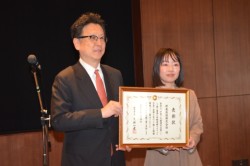 大西熊本市長から表彰を受ける新産住拓の松永総務部長