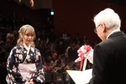 林学長から学位記を受ける学生代表