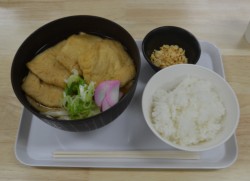 豆腐屋のきつねうどん。短冊きつねの量を選べる