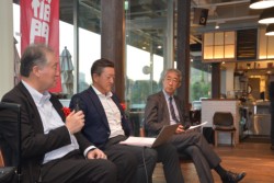 菊地唯夫料飲稲門会会長(写真右)、堀社長、江ア顧問