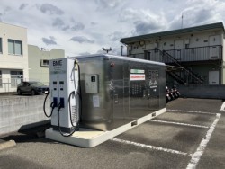 熊本銀行八代支店駐車場内に設置した移動式急速EV充電機