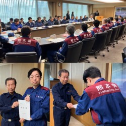 県市議会議長会の要望には14市の議長が参加。田中会長から木村知事に要望書が手渡された