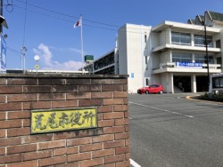 荒尾市役所。現職の辞意表明に伴い今秋にも市長選が実施される見込み