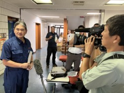 役員会後に取材に応じる前川会長