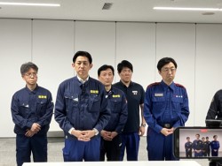 記者団の取材に答える小林政調会長(左から2番目)