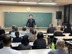 約30人を前に講演する小島氏