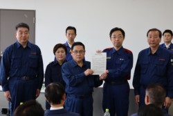 左から前田氏、高瀬氏、城下氏、木村知事、本田氏。後方では岡本代表らが見守った