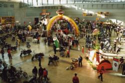 �����ɂ̓n�[���[�A�r���[�G���P�R�O�䂪�W������A��B�e�������P���l���K�ꂽ