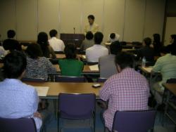 �g�[�N���C�u�ɂ͋N�ƉƁA�N�Ƃ�ڎw���l�Ȃǖ�40�l���Q������