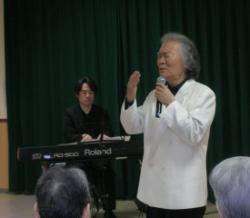 �u���̉̂̓`���ҁv�Ƃ��ăX�e�[�W�����𑱂��鐛���m�ꂳ��i�E�j�Ɖ��t��S�����������p���i���j