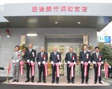 �V�X�ܑO�Ńe�[�v����������֌W�ҁB���I����i�����j���獶�֍b�㗘�K�R�s�����A�b�㗲���ꖱ