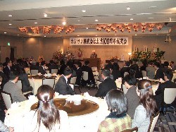 ���ɂ͖�P�O�O�l���Q������