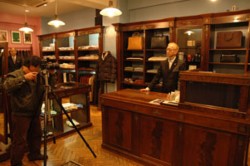 �C�M���X���������������闎���������X���ōs�Ȃ���ʐ^�B�e�B���f���͓��X�̒ߓc�}�l�[�W���[