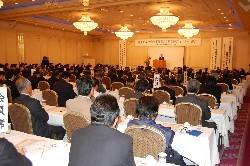 �׎��ƁA���g���b�N�������Ȃǂ̌o�c�ҁA�����S���҂Ȃǖ�Q�O�O�l���Q��