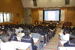 �V���|�W�E���͍��N�x�u�t�E�āE�H�E�~�v�̂S��J�Â���B��P�e�̍���͖�R�O�O�l���Q������