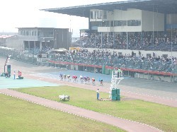 �F�{���֏�ł̍��ۋ��֊J�Â͂R���