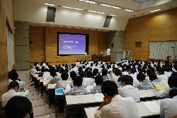 �����͌����̍��Z���Ȃǖ�Q�R�O�O�l���Q������