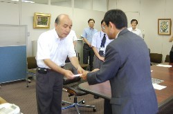 �F�{���̊≺���N���������i���j�ɋ`�����𑡂�ē���������