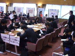 �Q�������P�V�S�l�̊w����͐ϋɓI�Ɋ�ƃu�[�X��K�₵��