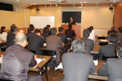 �����̗l�q�B������u�I�J�m�m�v�̖��̂Œ���Z�~�i�[���J���Ă���