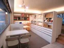 �������獶��Ɍ�����v���[���e�[�V�����p�X�y�[�X�B��Ă̂��߂̎�������������Ă���