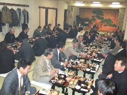 �����͉^���ƊE�𒆐S�ɖ�S�O�l���Q������