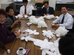 �쐬��ɎQ�������}���݂��َx�X����i�ŉE�j