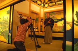 �F�{��{�ی�a���ł̎B�e�A���f���ɂ͌F�{�ݏZ�̎ڔ����t�ƁE�W�F�t���[�E�P�A���Y�Ռ×��t�͂ɋ��͂𓾂�