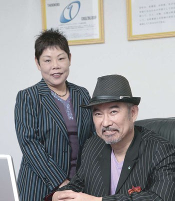 石本義弘グループ会長と近藤加代子社長（左）
