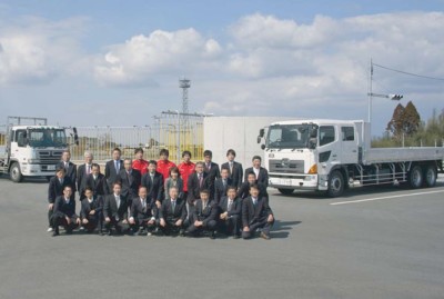 菊池自動車学校内に新設した大型一種免許教習用コースにて。　　　　　　　　　　　　　　2列目右から4番目が永田社長