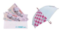 贈呈予定の七城温泉ドーム入浴券（左）と交通安全の傘「ゆるや傘」