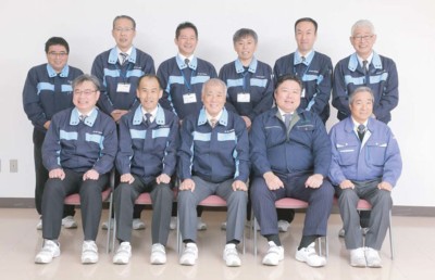 �啟�����{�ЂŃO���[�v�̖����ƁB�O�񍶂���Q�l�ڂ�����C��E�啟�����햱�A���������c�͎В��A�E����Q�l�ڂ��{�{�����E�����t���В�