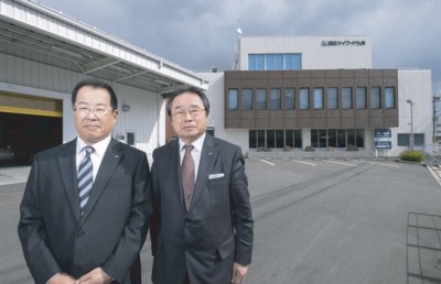 �S�؂q�b����R�K���Ẳ��׏��ʐϖ�620�u�Ɩ�500�u�̑q�ɂ�אڂ���u�P�C���[�h��B�����c�Ə��v��w�i�ɁA�|���N�F�В��i�E�j�ƒ|���s�N�ꖱ�i���j