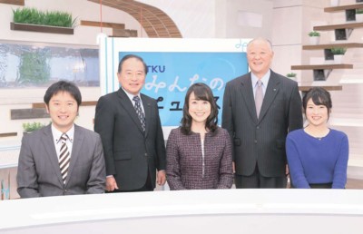 �j�t�݂�Ȃ̃j���[�X�v�̃X�^�W�I�ŁA��񍶂��͒ÎВ��A�E���{����B�O�񍶂���L���X�^�[�̌S�i��Ƃ���A���J�����݂���A�ѓc��؂���