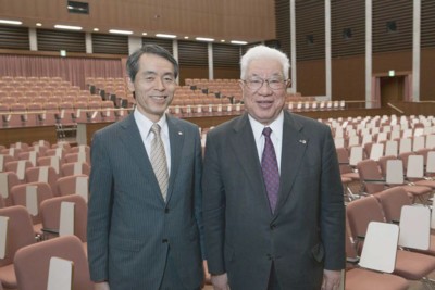 �F�{�n�k�Ŕ��Ƃ��ĊJ�����ꂽ14���ق̍�����Y�L�O�z�[���ɂāA�ڍ����ꗝ�����i�E�j�ƍK�c����w���i���j