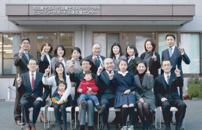 ���c�������i�F�{�s�k�旴�c�R���ځj�O�ɂăX�^�b�t�Ƌ��ɁB�O��E����S�l�ڂ��哇��\