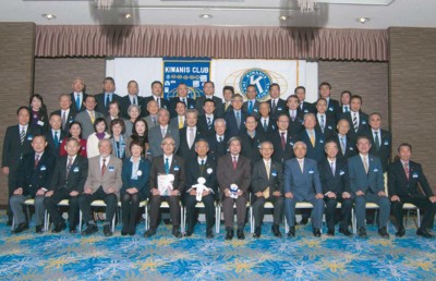 第306回例会（２月７日実施）「熊本地震への対応と教訓」テーマに特別講演をした蒲島郁夫熊本県知事（前列右６人目）を囲んで