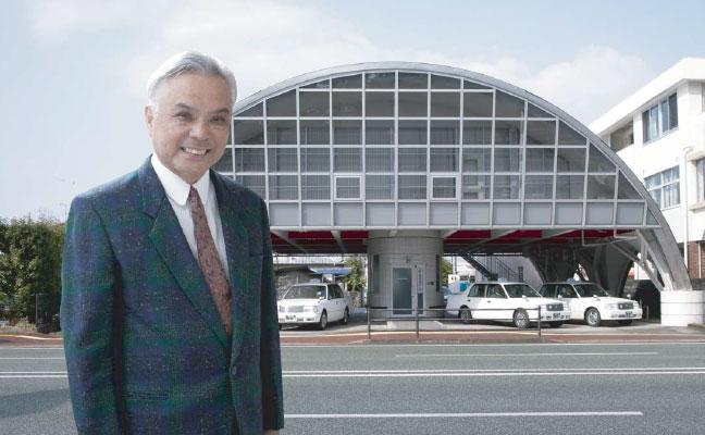 �����R�������ɂ�����g�c�Ə��E�z�ԃZ���^�[�i�F�{�s���ߌ��P���ځj�̑O��