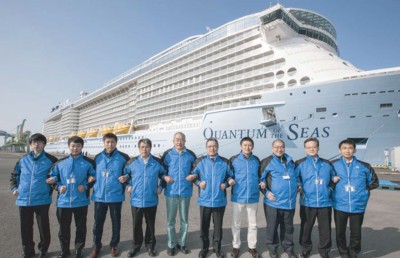 �Q���ɏA�q������^�N���[�Y�D�N�A���^���E�I�u�E�U�E�V�[�Y�̑O�ŁB�����E�����؊��В�