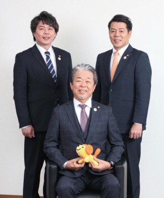左から川口圭介社長、川口雄一郎会長、川口英之介取締役