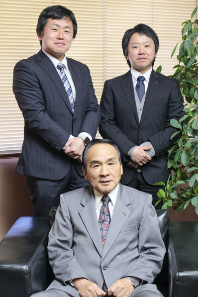前列が山本盛重社長、後列左から山本健吾代表取締役専務（山本社長の長男）、
