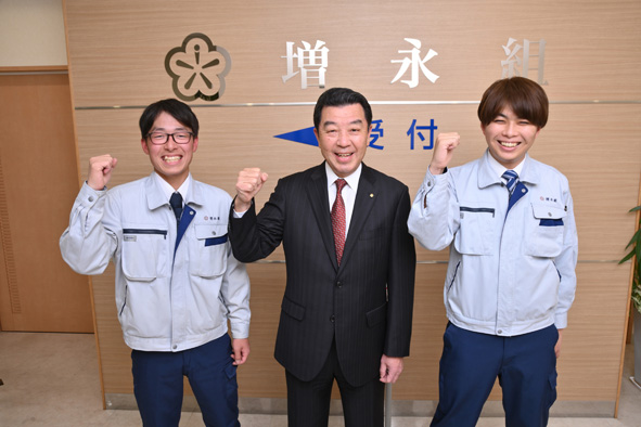 鷹尾雄二社長（中央）と令和3年4月入社社員