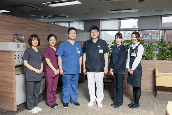 同院５階の健康管理センターで人間ドック担当のスタッフと（左から4番目が櫻井理事長・院長）