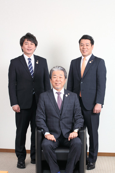（前列）川口雄一郎会長、後列左から川口圭介社長、川口英之介取締役