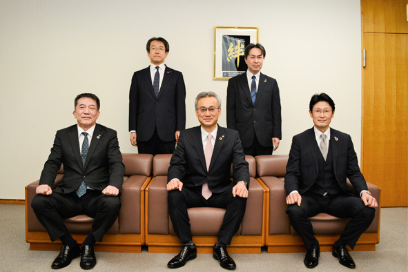 後列左から、大西浩司監事、田中吉幸理事、 前列左から、松高逸夫常務理事、岡本浩幸理事長、吉田太士常務理事