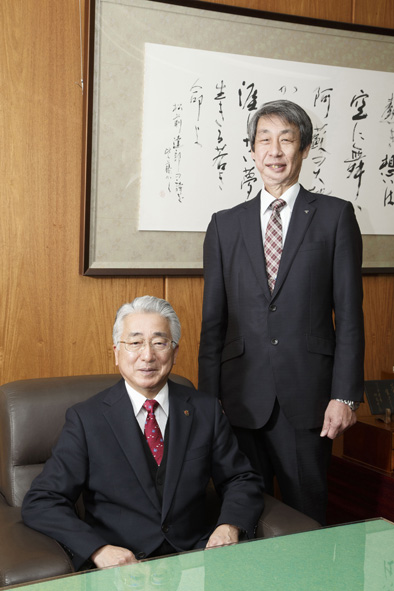 荒木九州キャンパス長（左下）と木之内経営学部長（次期九州キャンパス長・右上）